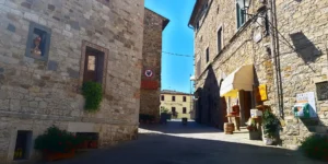 Visitare il Chianti - itinerario Chianti - Il centro storico di Castellina in Chianti - Chianti Tuscany travel itinerary