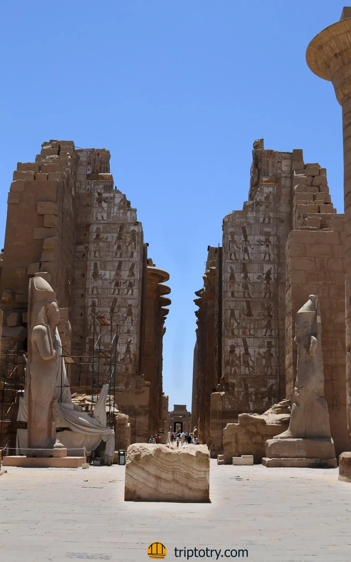 Itinerario Egitto 7 giorni - ingresso alla sala delle colonne nel tempio di Karnak a Luxor