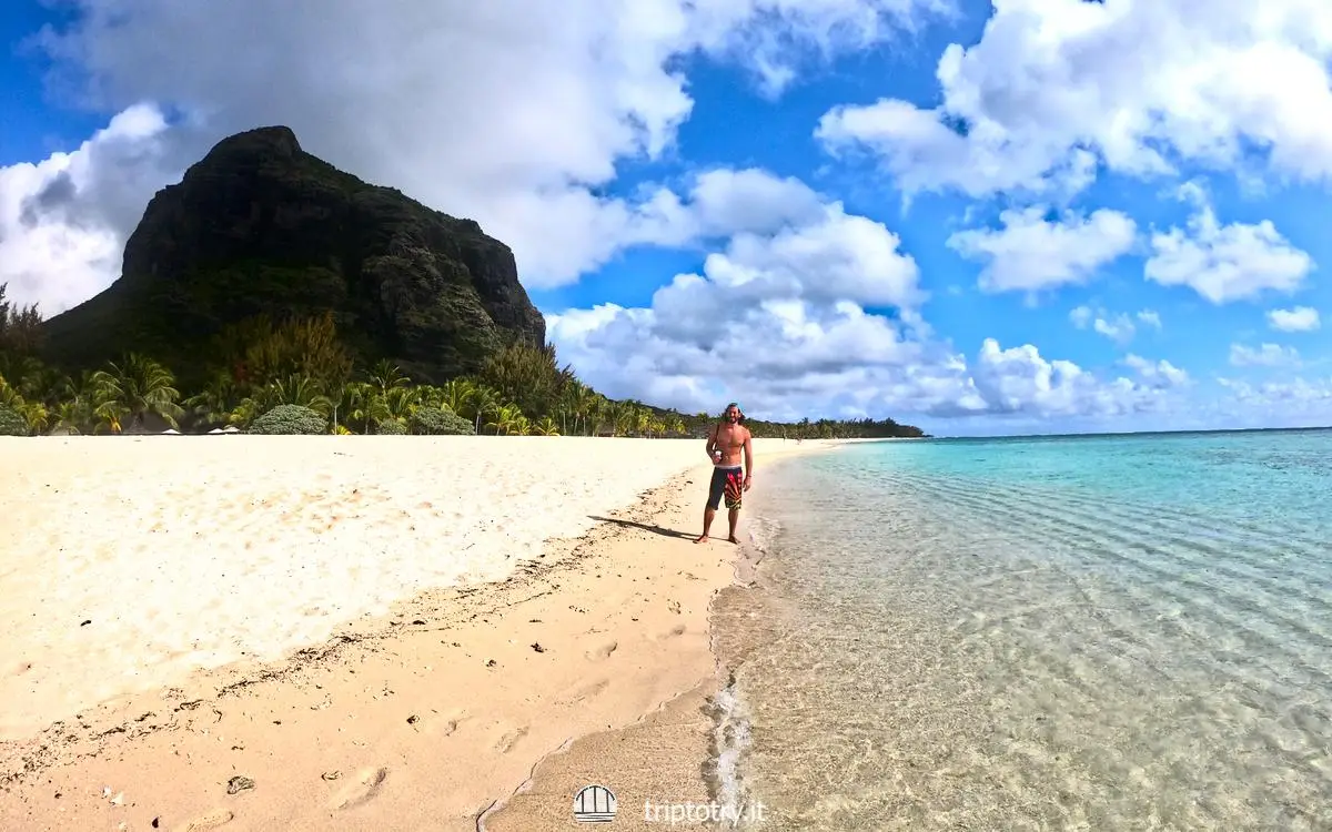 Itinerario Mauritius cosa vedere in 10 giorni - Spiaggia di sabbia bianca, mare azzurro, palme e montagna a Le Morne a Mauritius - Mauritius Travel itinerary