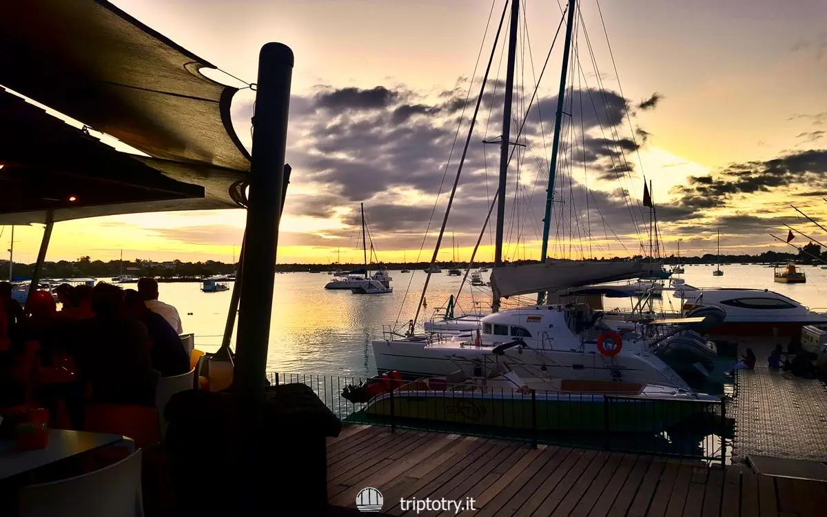Itinerario Mauritius cosa vedere in 10 giorni - Aperitivo al tramonto in bar nel porto di Grand Baie a Mauritius - Mauritius Travel itinerary