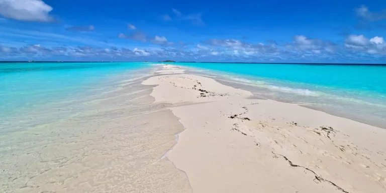 Viaggio alle Maldive fai da te - sand bank di sabbia bianca nel mare delle Maldive - Maldives diy travel