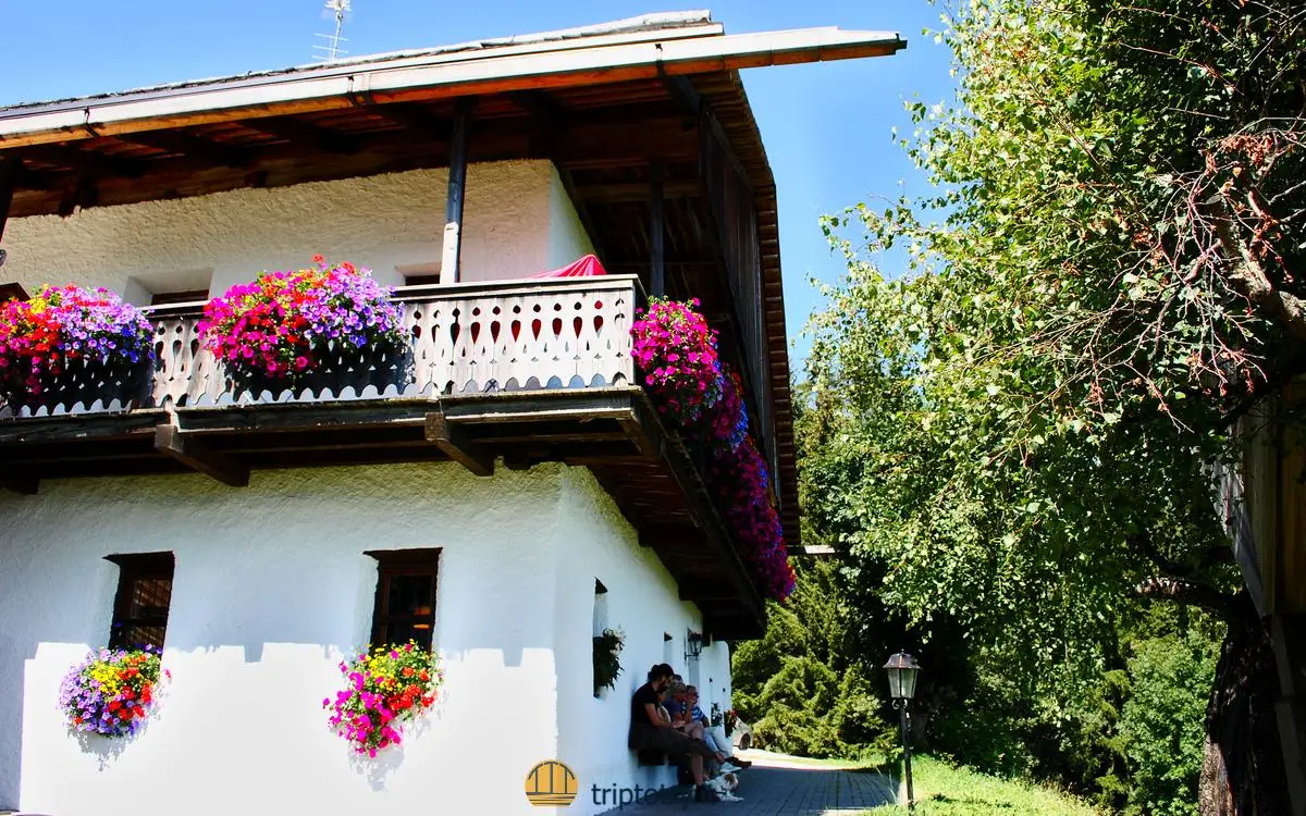 Dove mangiare in val pusteria - Baita Walde Alm con balconi pieni di fiori colorati a Monguelfo in Val Pusteria - where to eat in dolomites