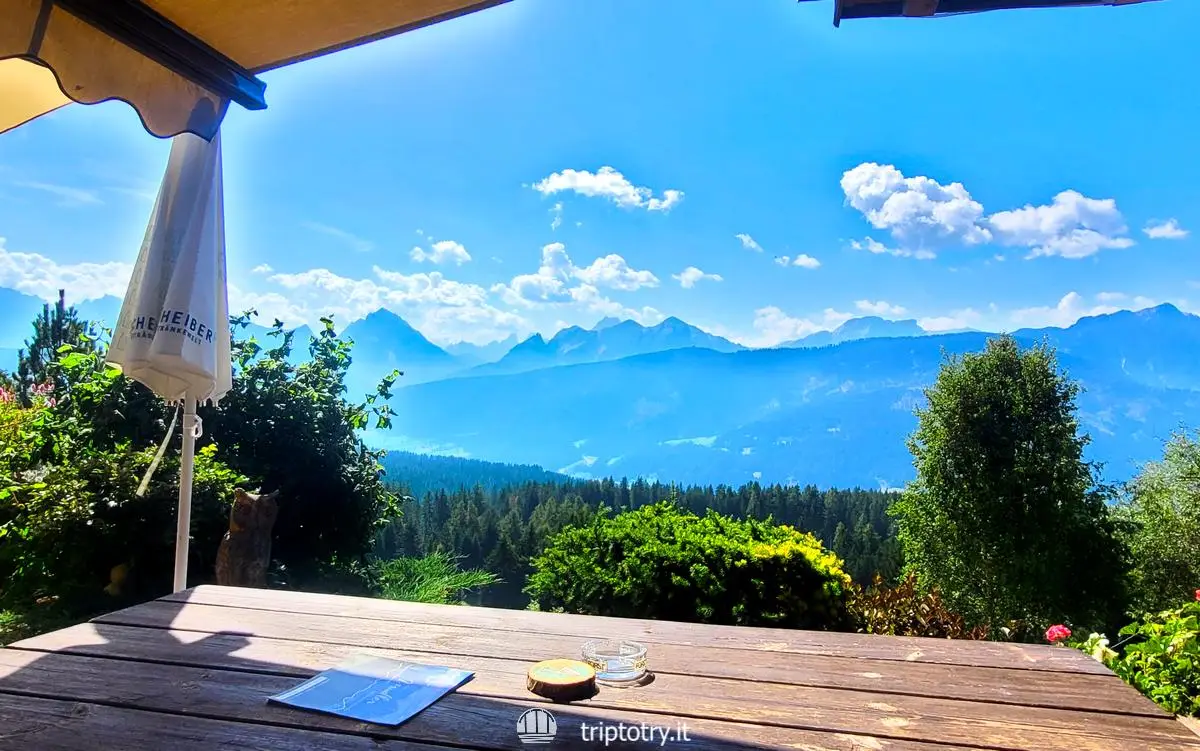 Dove mangiare in val pusteria - Vista sulle montagne delle Dolomiti dalla terrazza del Maso Mudlerhof in Val Pusteria - where to eat in dolomites