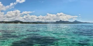 Vista dal mare dell'isola Mauritius, un'isola tranquilla e non pericolosa