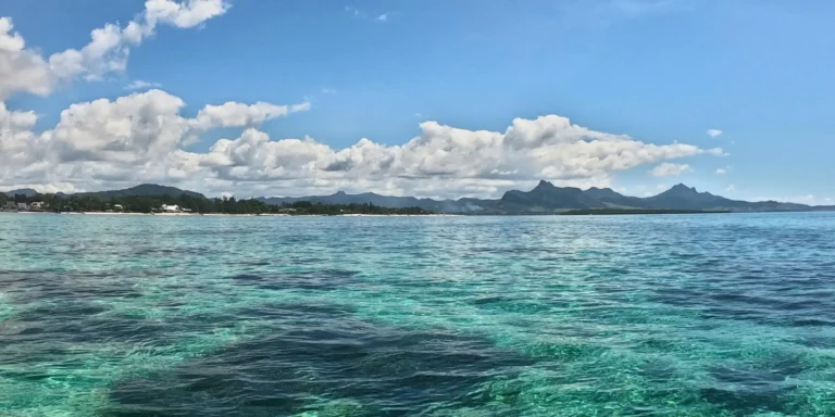 Vista dal mare dell'isola Mauritius, un'isola tranquilla e non pericolosa