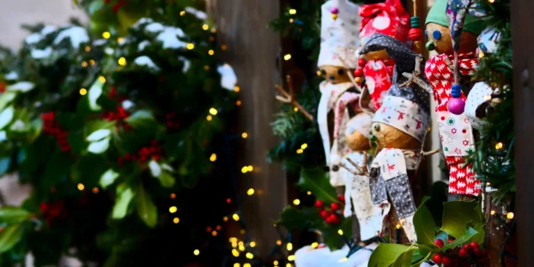 Dettaglio di decorazione natalizia ai mercatini del Natale a Colmar in Alsazia