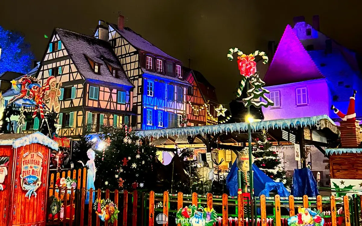 Decorazioni natalizie e luminarie per i mercatini del Natale a Colmar in Alsazia - best christmas markets in alsace