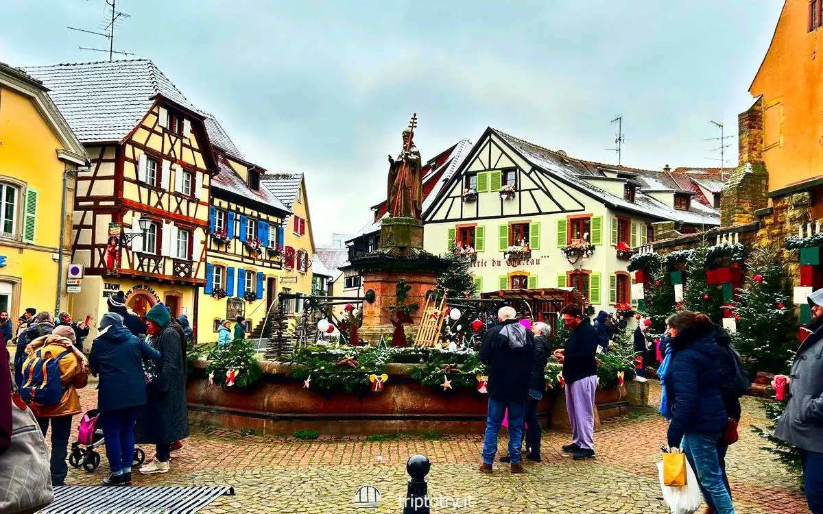 Mercatini di Natale nel centro storico di Eguisheim in Alsazia