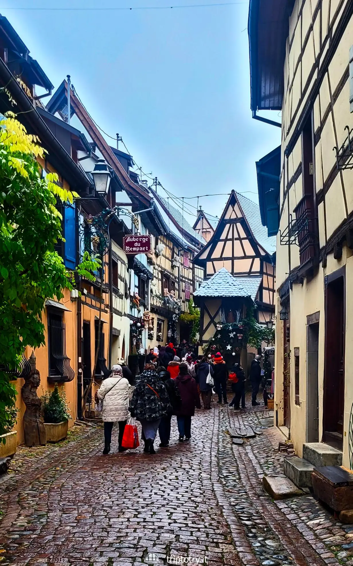 Vicoli con decorazioni natalizie a Eguisheim in Alsazia