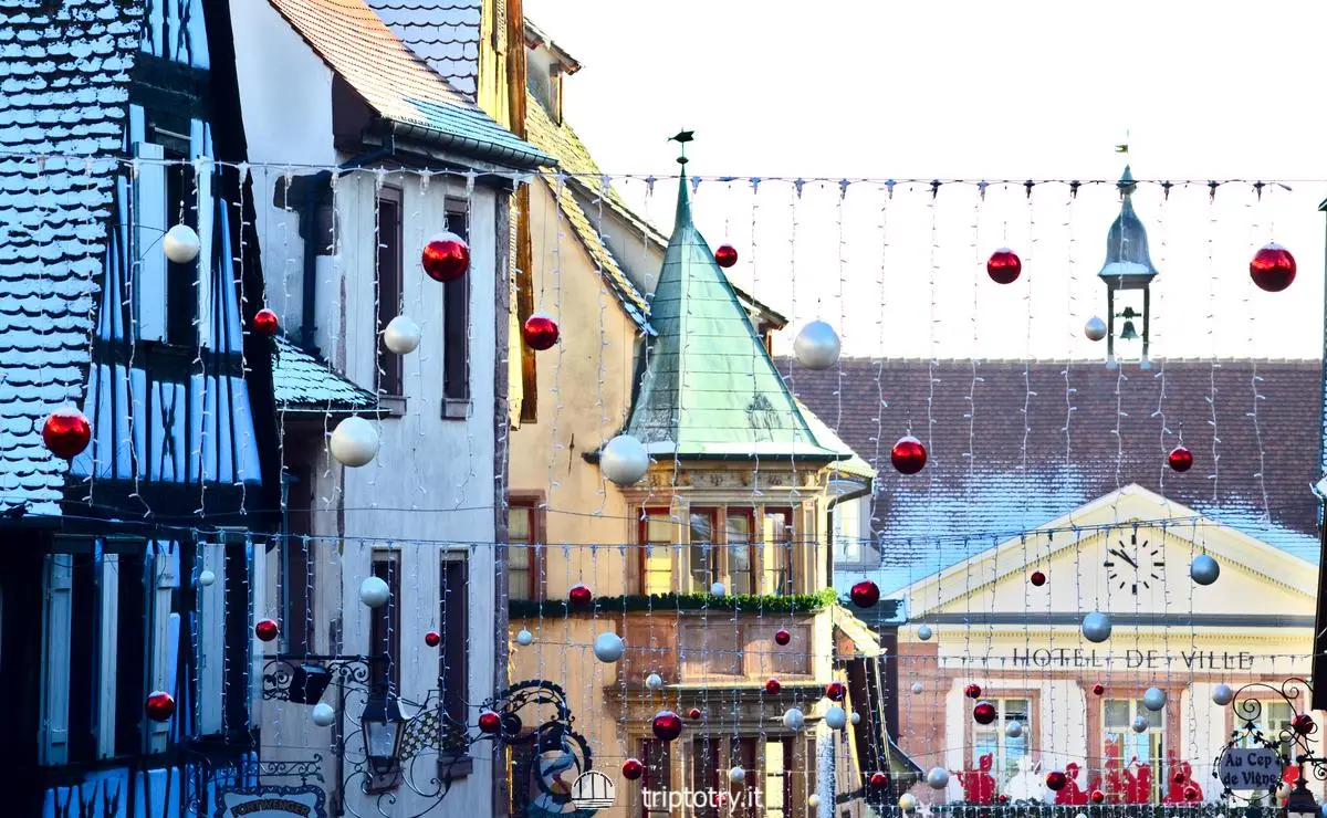 Decorazioni natalizie per i mercatini di Natale nel centro di Riquewihr in Alsazia