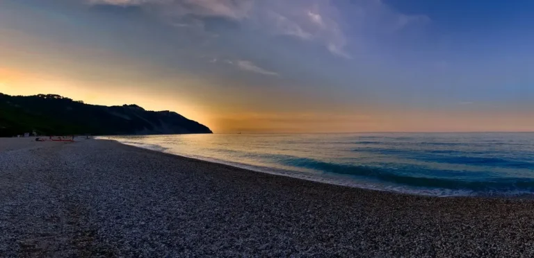 Il tramonto scende sul mare della selvaggia spiaggia di Mezzavalle