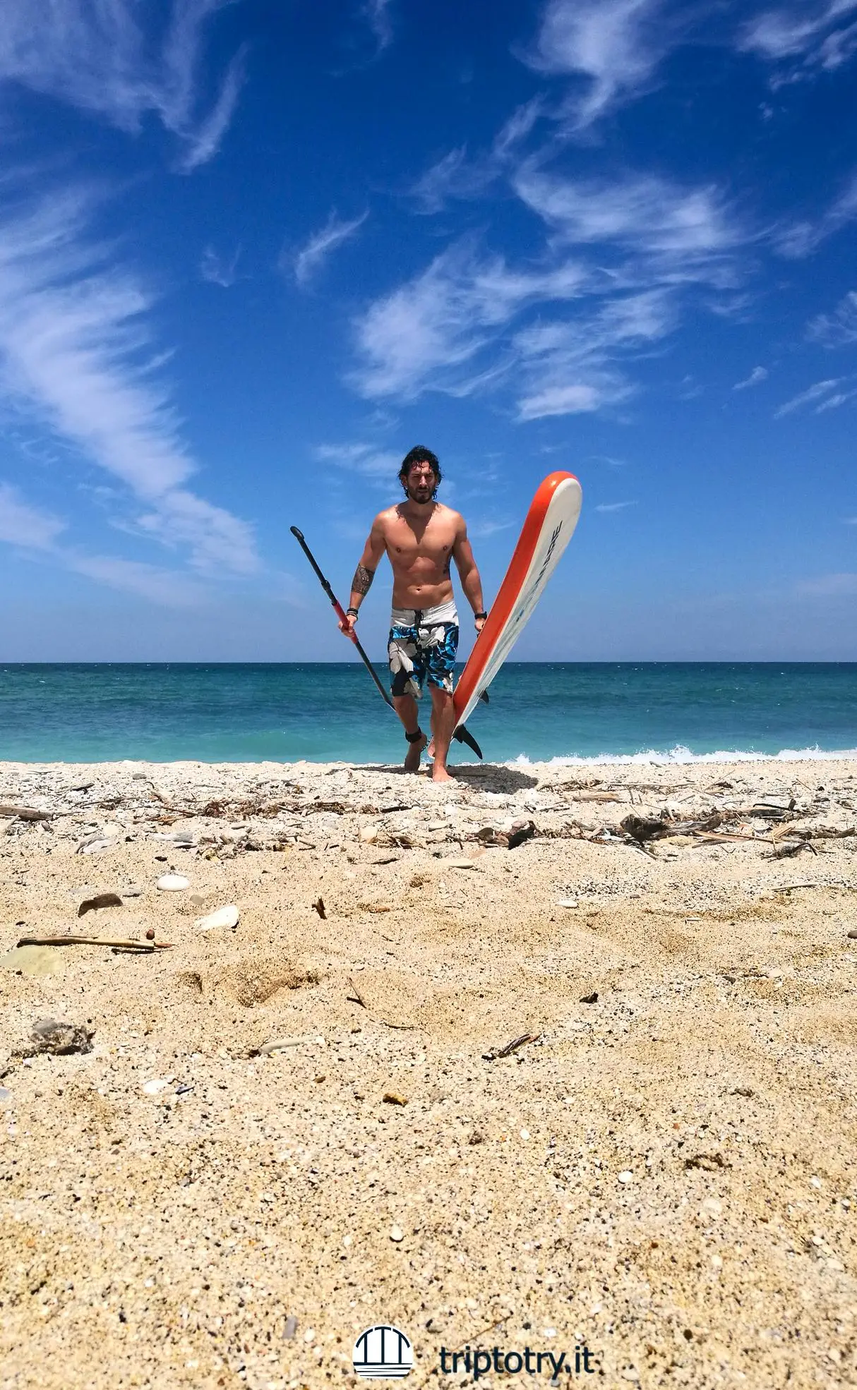 Stand up paddleboard per raggiungere la spiaggia di Mezzavalle