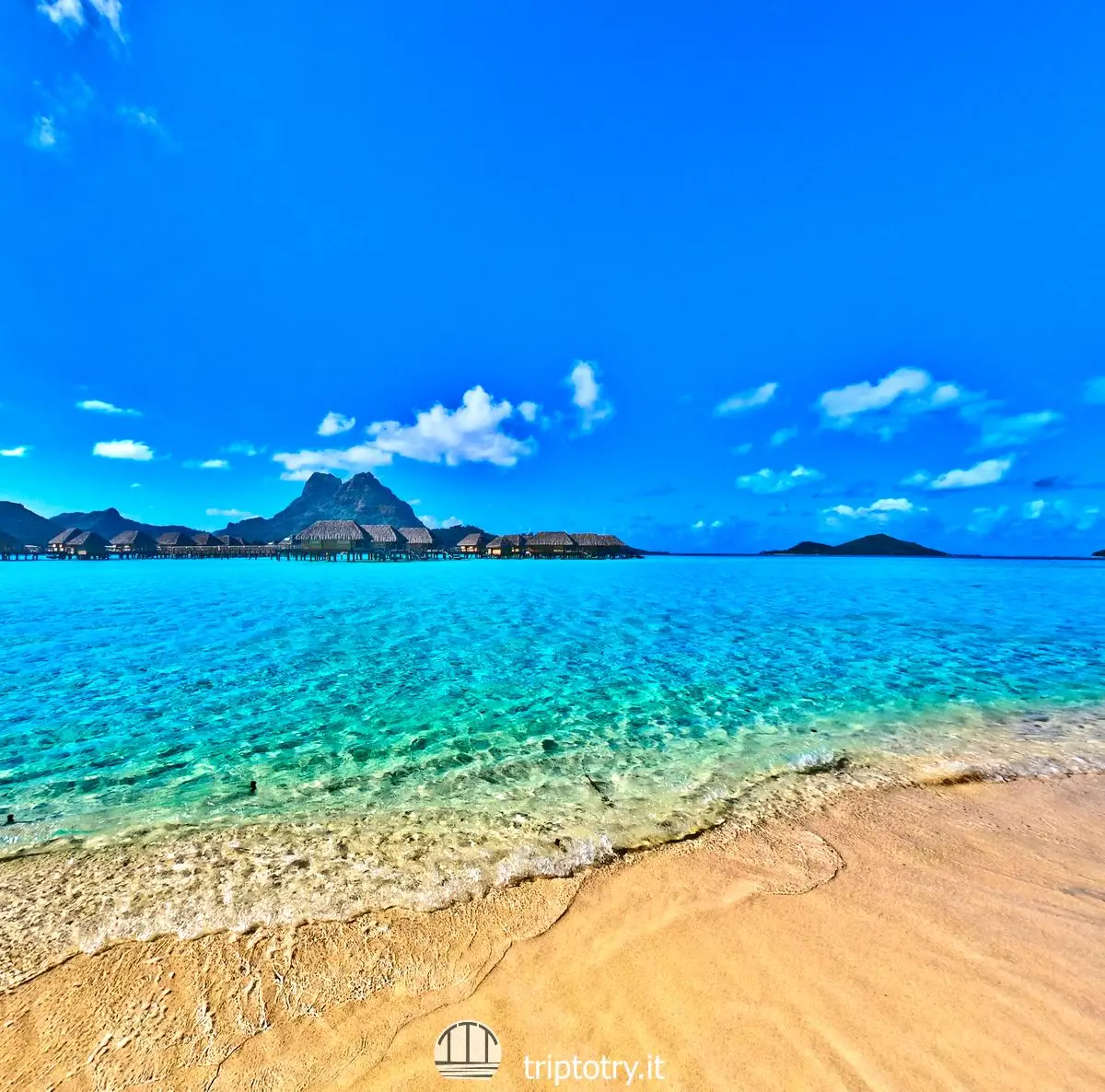 Polinesia Francese fai da te - Spiaggia dorata e mare azzurro con monte Otemanu a Bora Bora in Polinesia Francese - planning a trip to French Polynesia