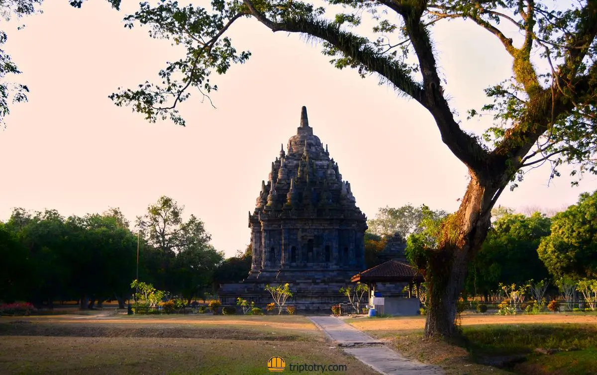 Tempio di Prambanan - tempio Bubrah nel complesso templare di Prambanan a Yogyakarta