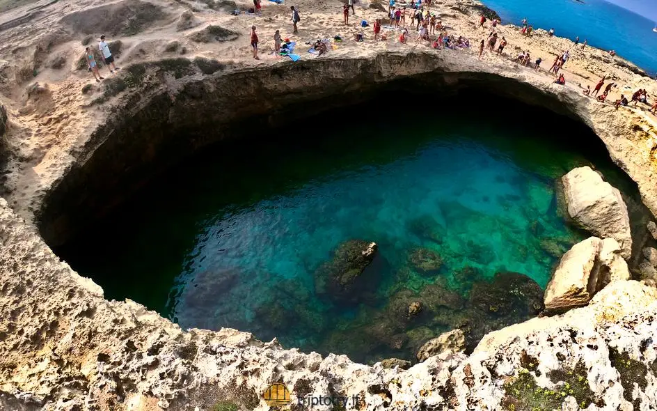 ITINERARIO PER VISITARE IL SALENTO FAI DA TE - Il buco circolare nel terreno che si affaccia sulla Grotta della Poesia in Salento - GUIDE SALENTO