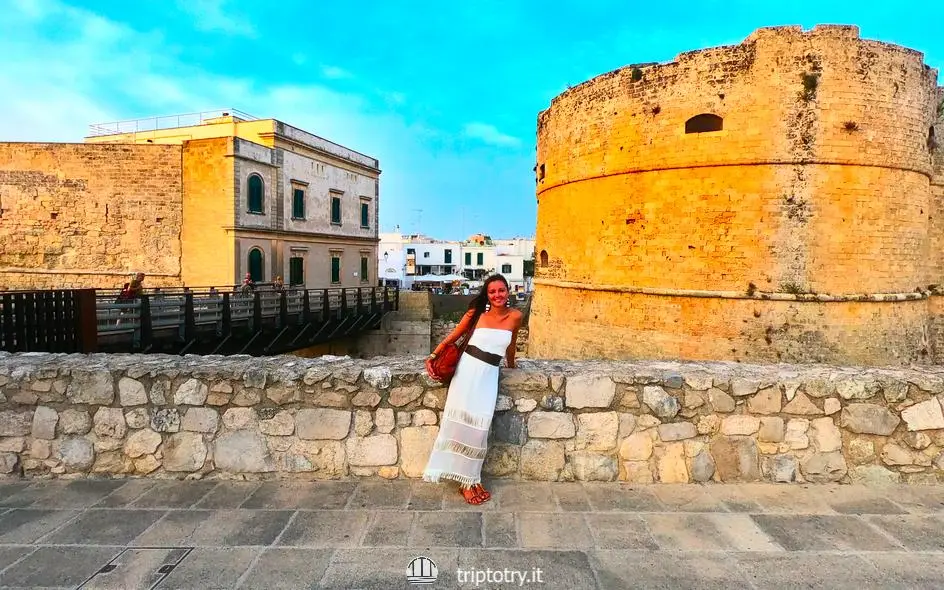 ITINERARIO PER VISITARE IL SALENTO FAI DA TE - Le mura in pietra della parte antica e storica della città di Otranto e una torre difensiva - GUIDE SALENTO