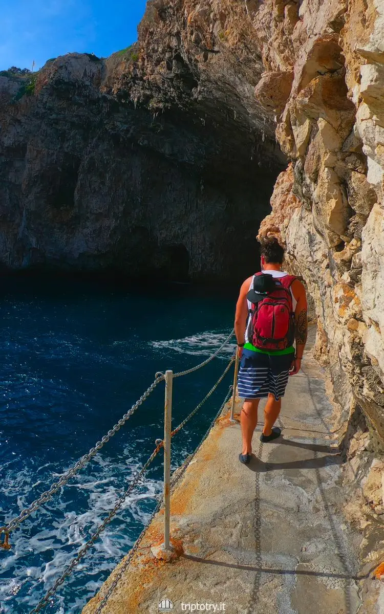 ITINERARIO PER VISITARE IL SALENTO FAI DA TE - L'accesso attraverso un camminamento nella scogliera sul mare alla Grotta Zinzulusa in Salento - GUIDE SALENTO