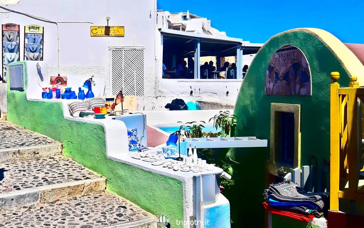 Consigli su Santorini - Colorati negozi di artigianato locale lungo le strade di Oia a Santorini - tips for visiting Santorini