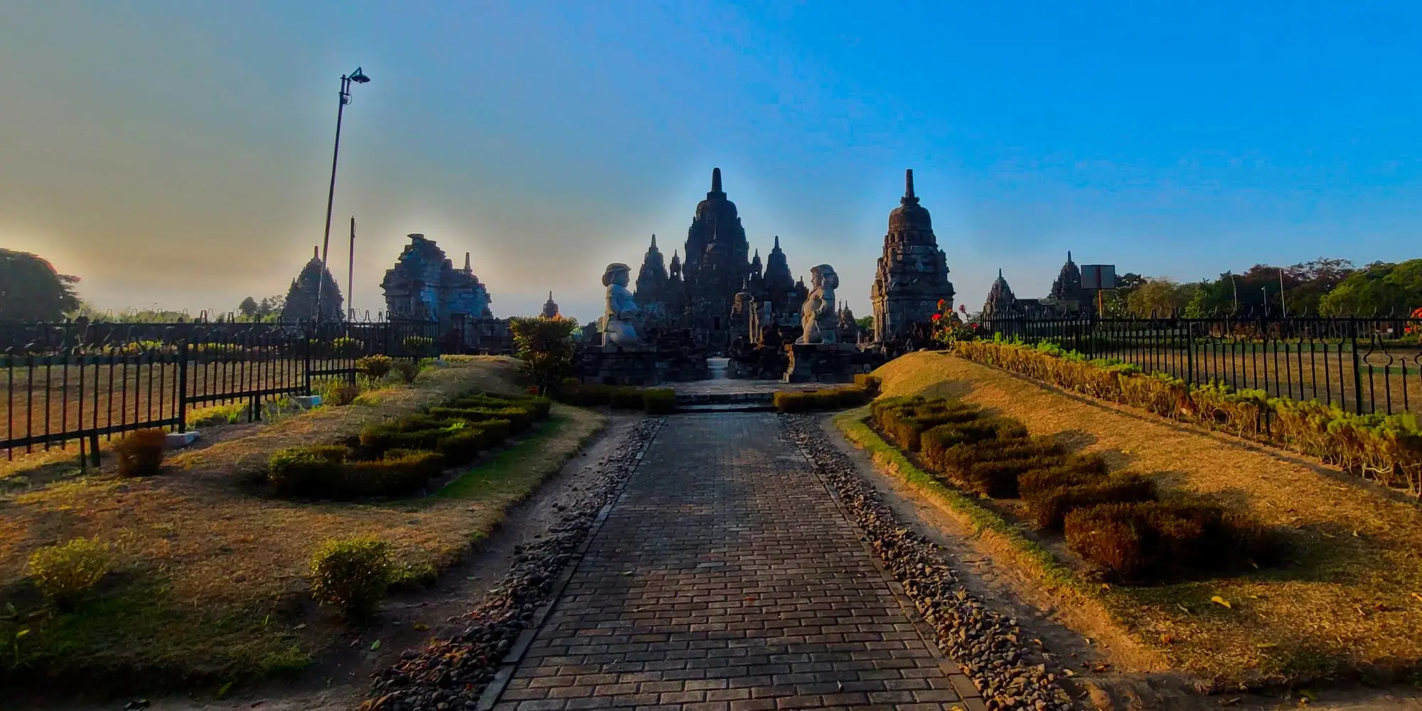 Viaggio in Indonesia fai da te - Tempio hindu a Prambanan sull'isola di Giava in Indonesia