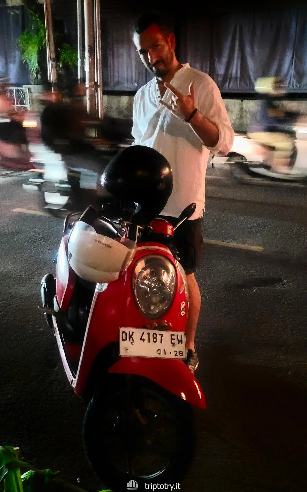 Viaggio in Indonesia fai da te - Noleggio scooter per muoversi alla sera a Ubud nell'isola di Bali in Indonesia