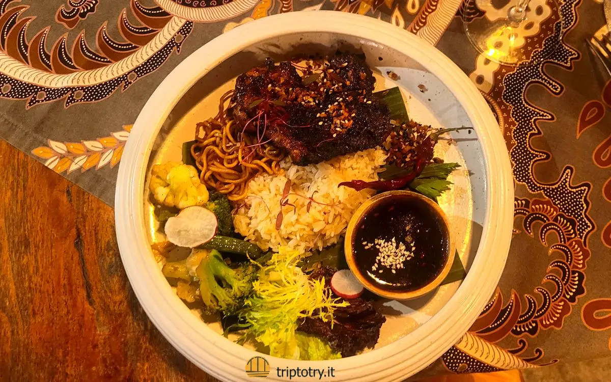 Viaggio in Indonesia fai da te - Cucina locale in Indonesia a base di riso con il Nasi campur