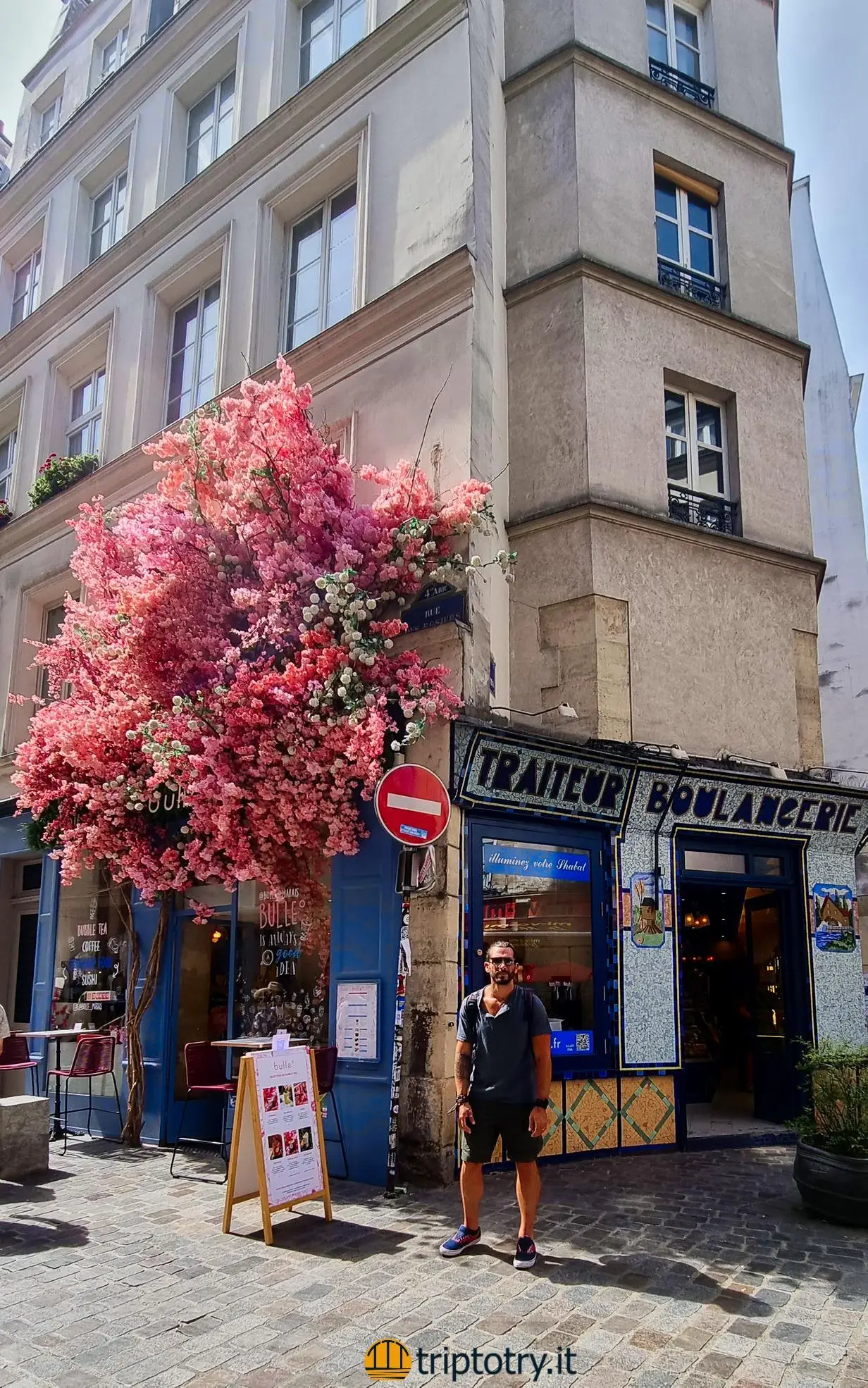 consigli per un viaggio a parigi: Boulangerie con albero fiorito a Parigi