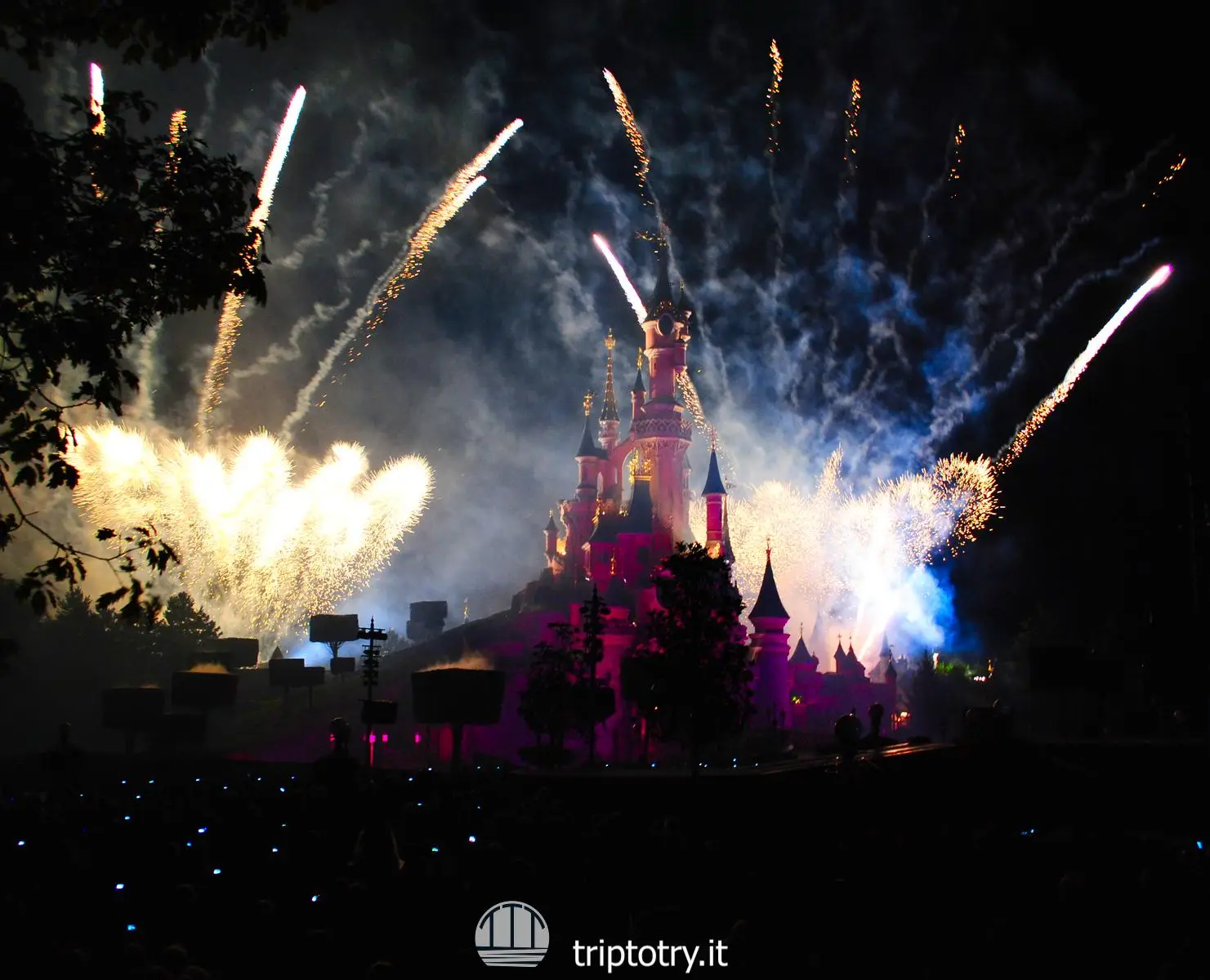 consigli per un viaggio a parigi: Il castello illuminato dai fuochi di artificio di Disneyland Paris