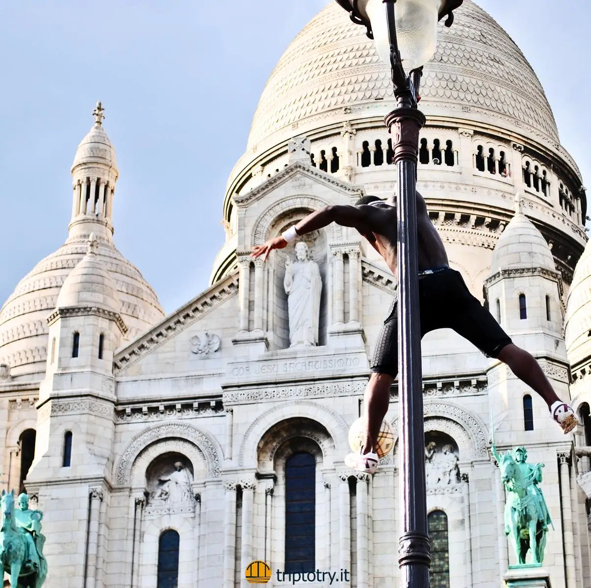 consigli per un viaggio a parigi: Artista di strada a Montmartre a Parigi