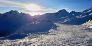 Sciare in sicurezza: assicurazione per lo sci e altri consigli. Vista sulle montagne innevate della Val Senales