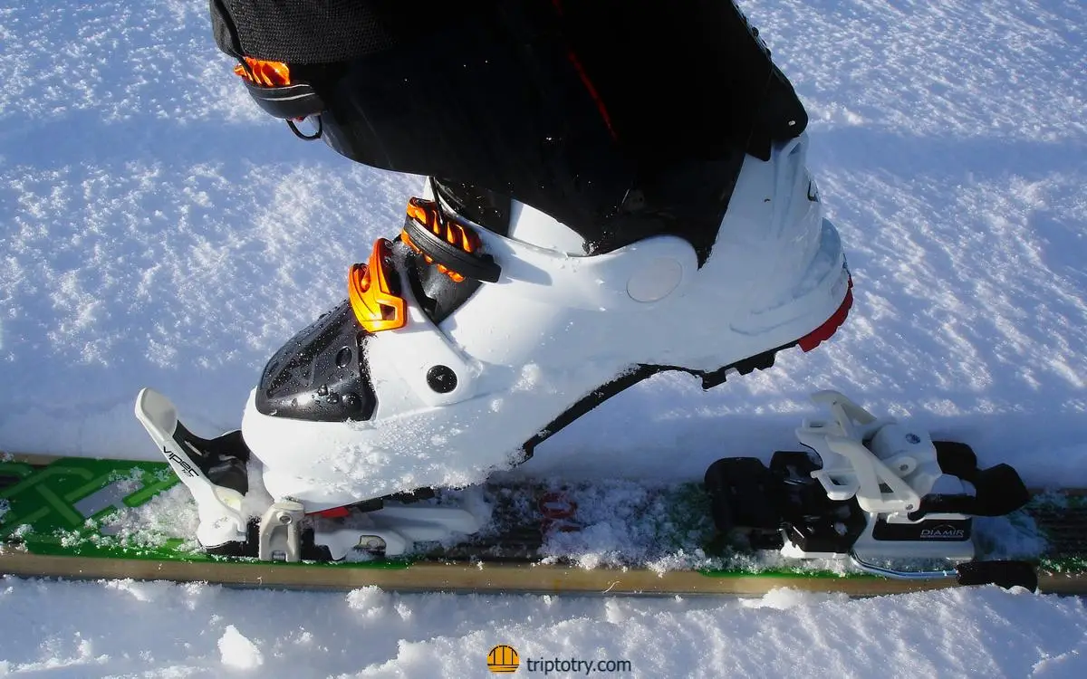 Assicurazione per lo sci e altri consigli: come regolare l'attacco degli scarponi