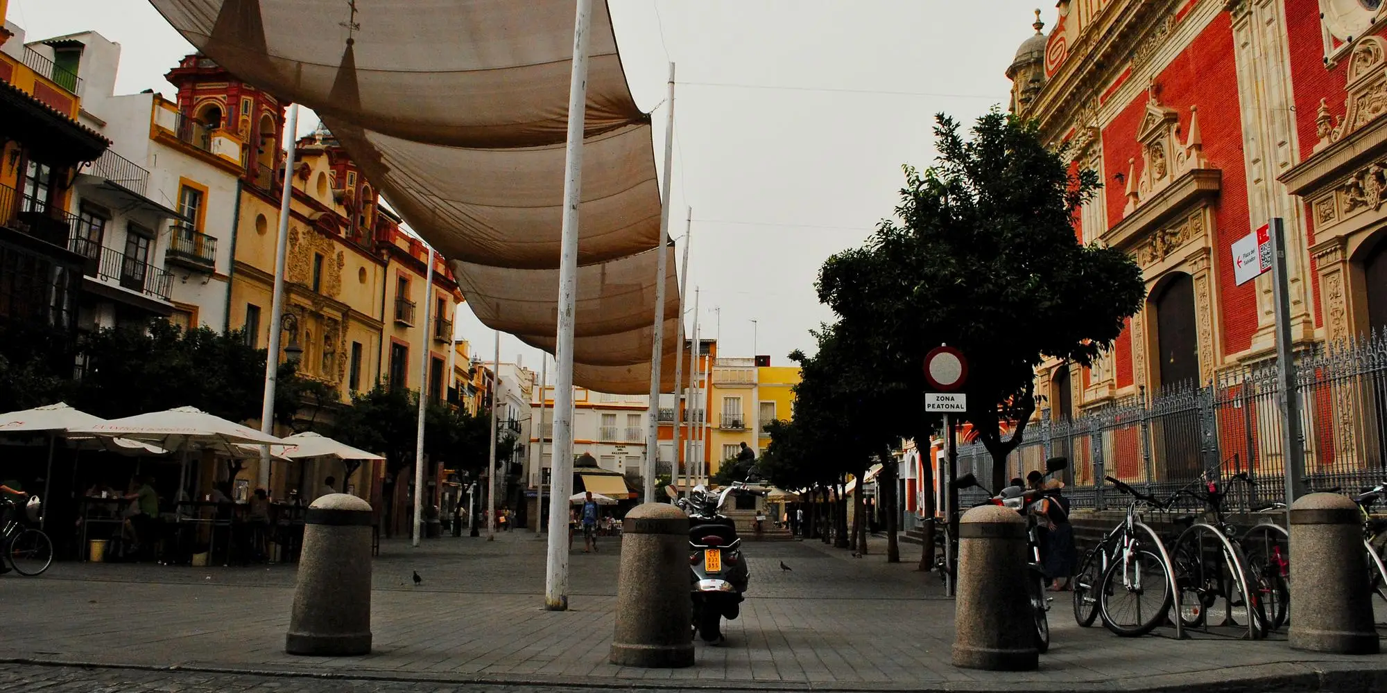 Siviglia quando andare a altre info utili - Lenzuola bianche sono sospese sulle strade colorate del centro storico di Siviglia