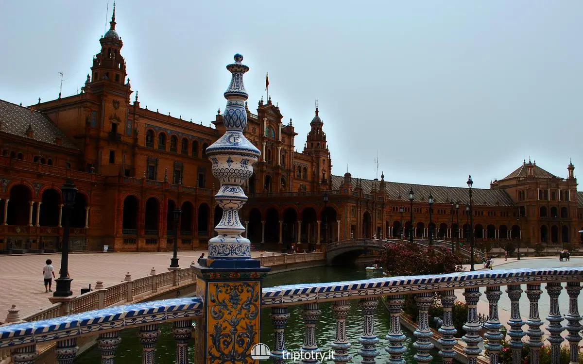 Siviglia quando andare a altre info utili - I portici rossi e blu e i corsi d'acqua della Plaza de España a Siviglia