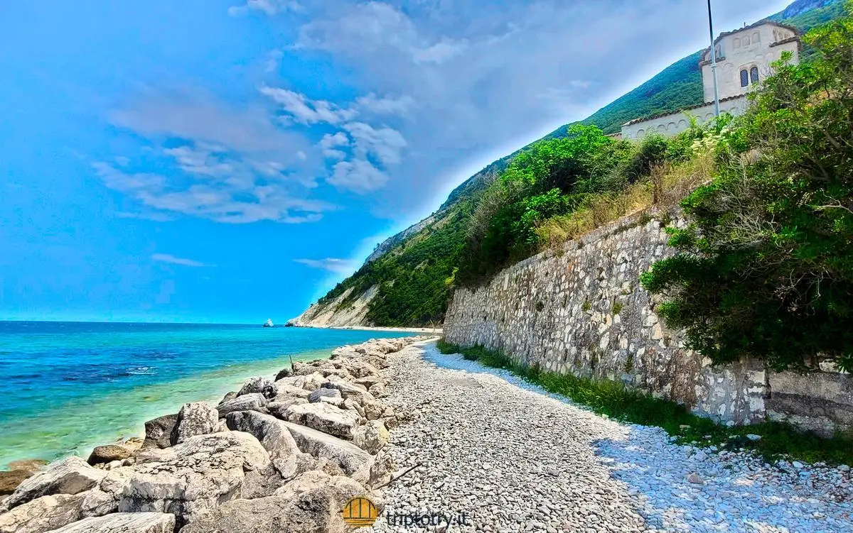 Spiagge della Riviera del Conero - La spiaggia di ciottoli e lo scoglio della Vela a Portonovo nel Conero