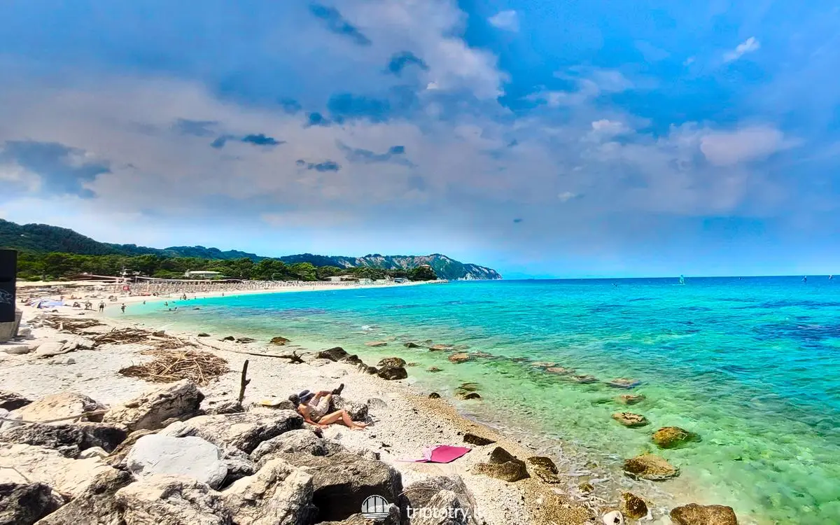Spiagge della Riviera del Conero - Spiaggia bianca e mare azzurro e cristallino nella Baia di Portonovo