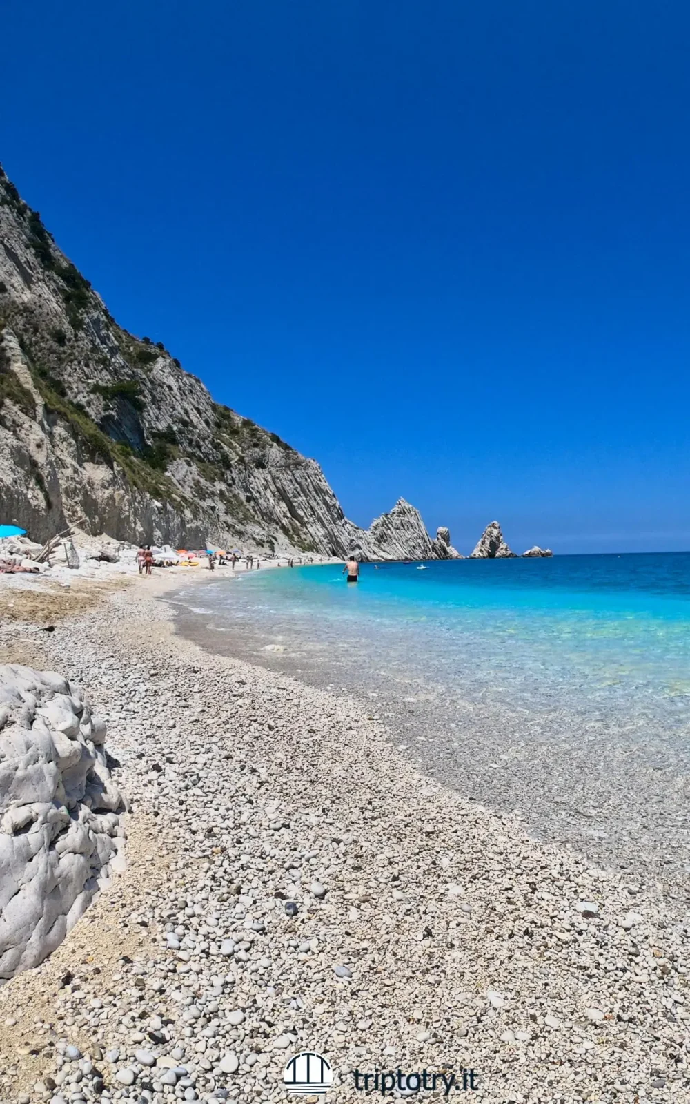 Spiagge della Riviera del Conero - I due scogli, la sabbia bianca e il mare blu della Spiaggia delle Due Sorelle