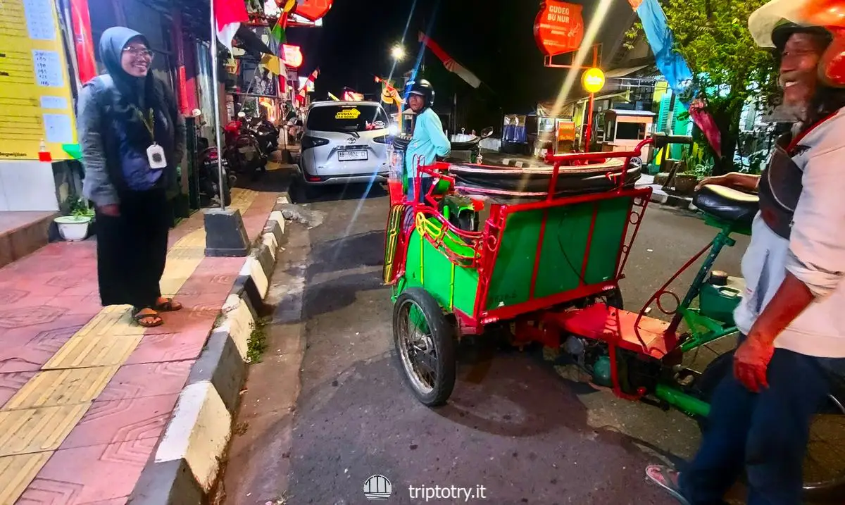 Becak, mezzo locale di trasporto a Yogyakarta in Indonesia