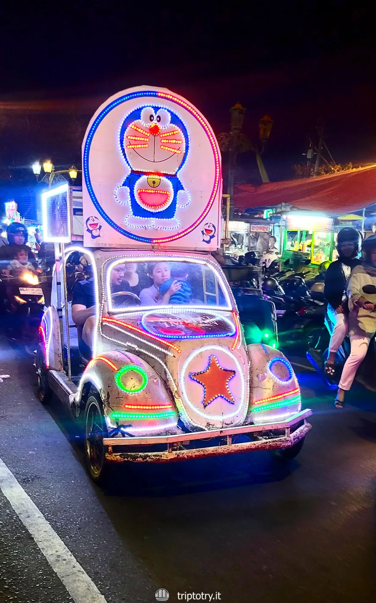 Auto illuminate divertenti per una serata a Yogyakarta in Indonesia