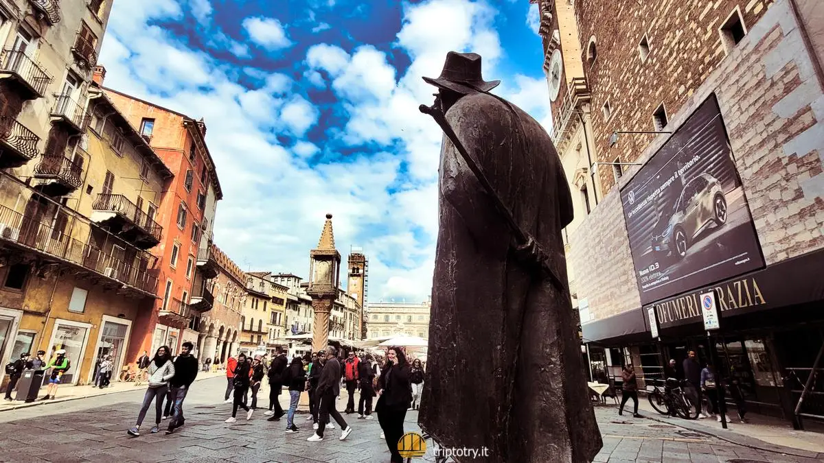 La Piazza delle Erbe con gli edifici storici e le bancarelle nel centro storico di Verona - Verona what to see