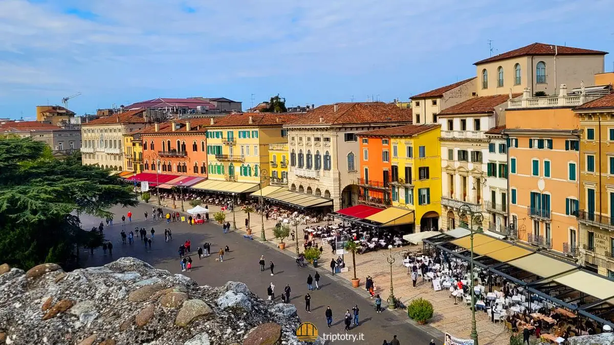 I locali e le case colorate che si affacciano sulla grande Piazza Bra a Verona - Cose da vedere a Verona in un giorno - Verona what to see
