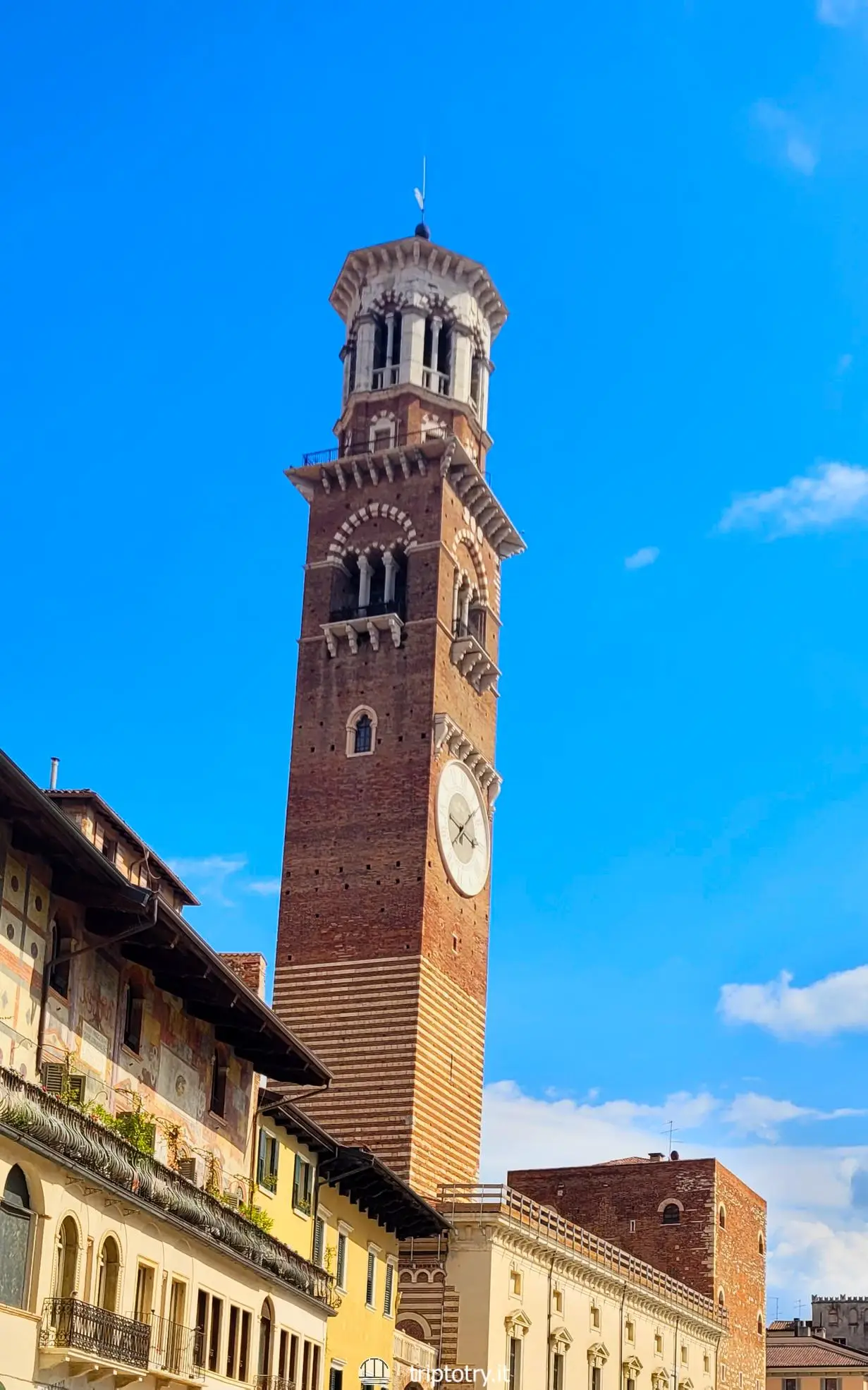 L'alta Torre dei Lamberti svetta su Piazza Bra nel centro storico di Verona
