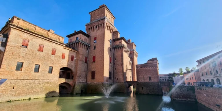 Visitare Ferrara in 1 giorno - Castello Estense nel centro storico di Ferrara - visit Ferrara in one day