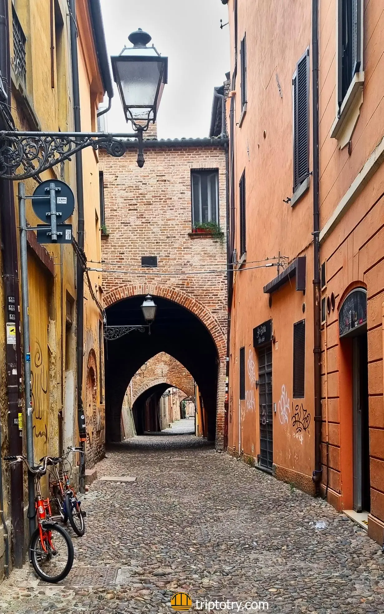 Visitare Ferrara in 1 giorno - via delle Volte nel centro storico di Ferrara - visit Ferrara in one day